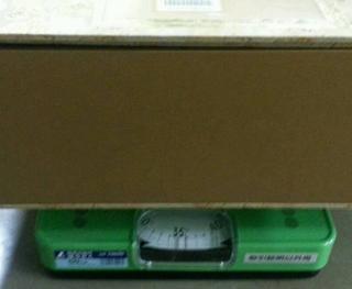 重さを図る様子