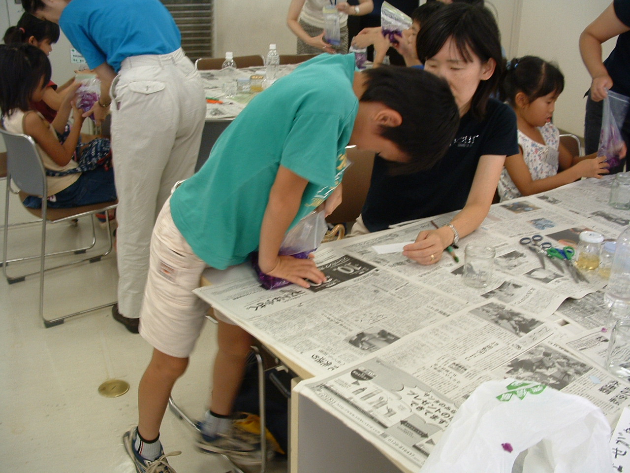 むらさきキャベツをもんで色水を作る様子