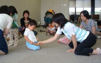 できあがったハンカチのねずみで遊んでいる様子