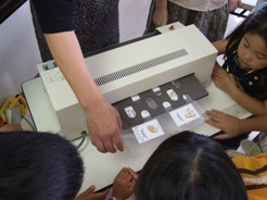 ラミネートしてしおりを作る様子
