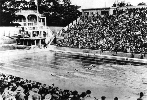 明治神宮外苑水泳場での水泳競技
