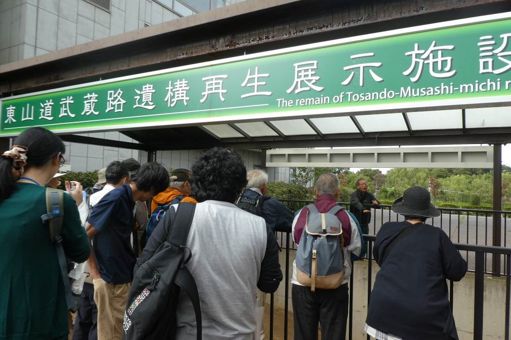 東山道武蔵路遺構再生展示施設の見学の様子