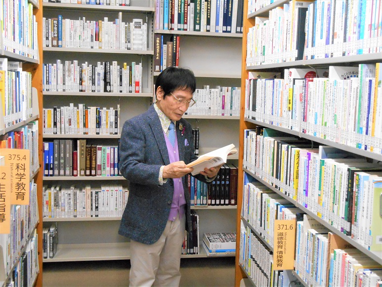 尾木名誉館長が教育関係の本をご覧になっている様子です。