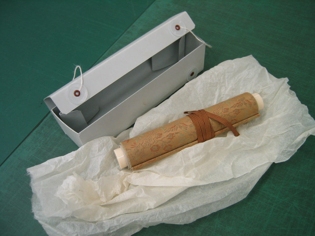 巻子本の保存容器（和紙で包んでから収納）の画像