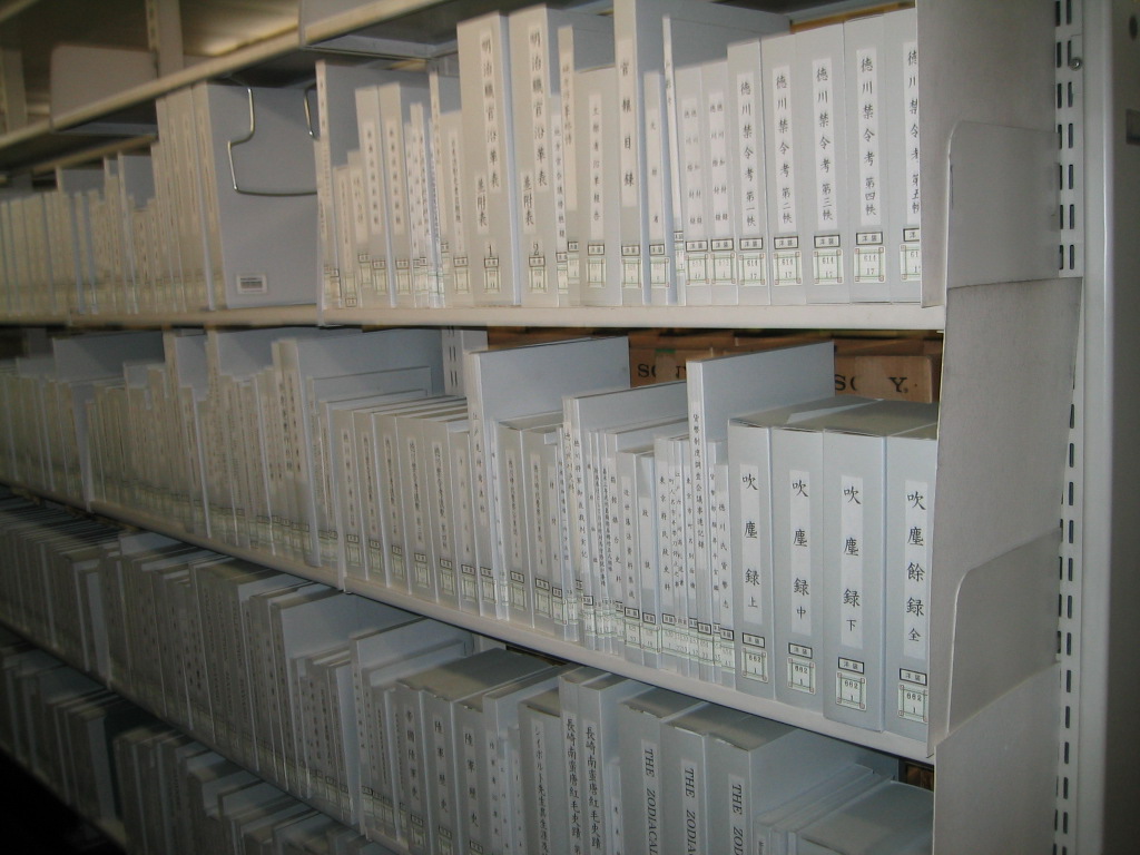 保存容器が並ぶ貴重書棚の画像