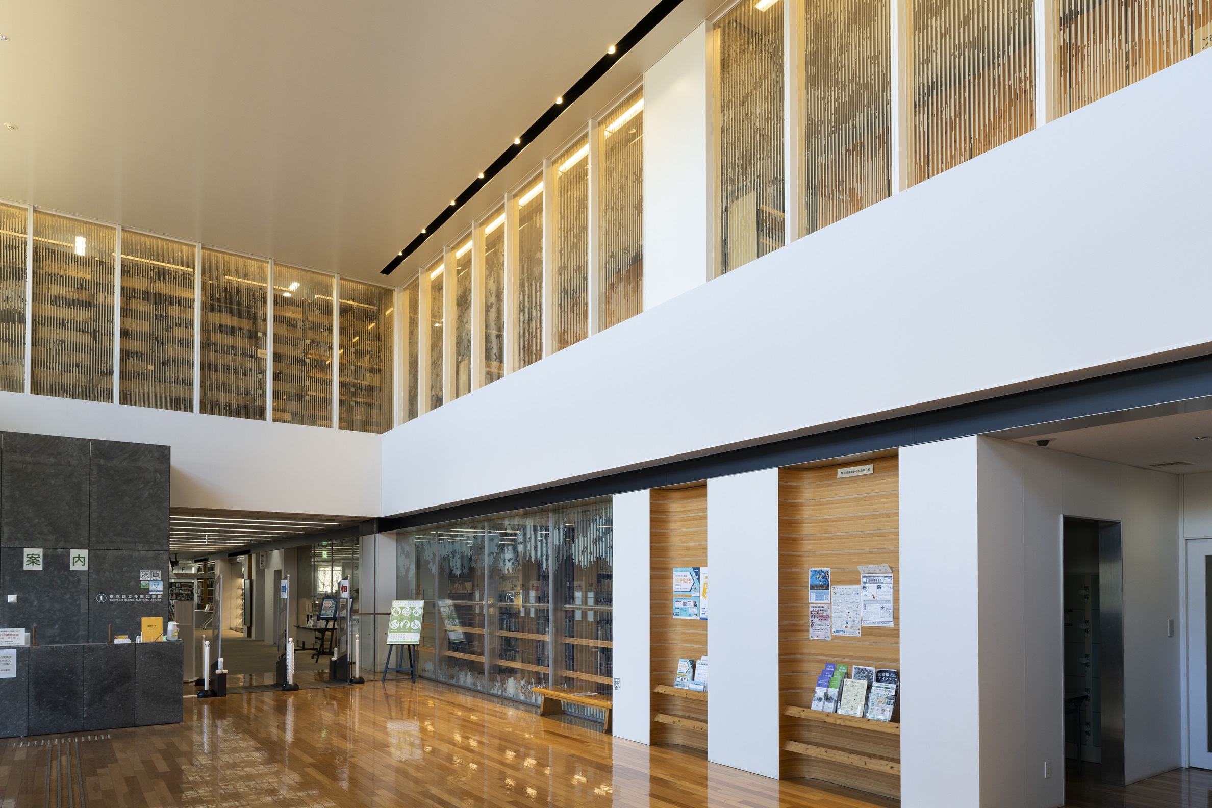 多摩図書館エントランスの写真（令和8年1月撮影）