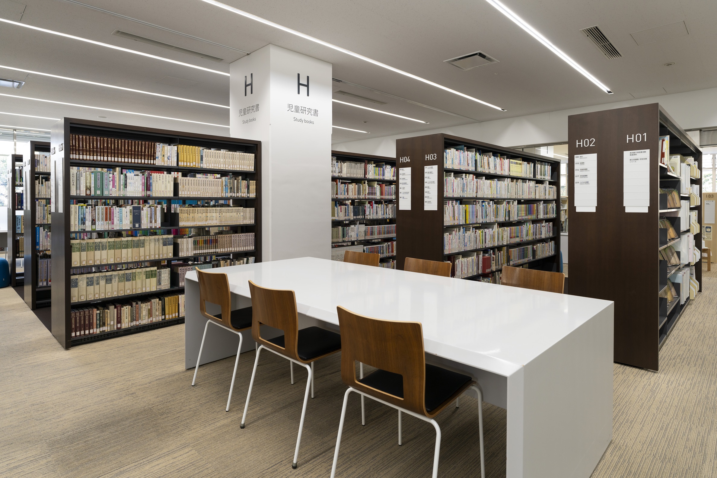 多摩図書館児童研究書エリアの写真（令和8年1月撮影）