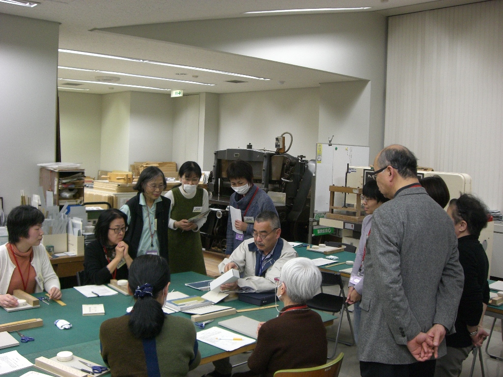 本の修理見学と和装本づくりツアーの様子