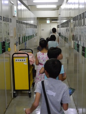 地下の広い書庫の様子