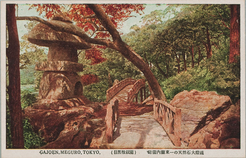 庭園内関東一の天然石大燈籠の画像