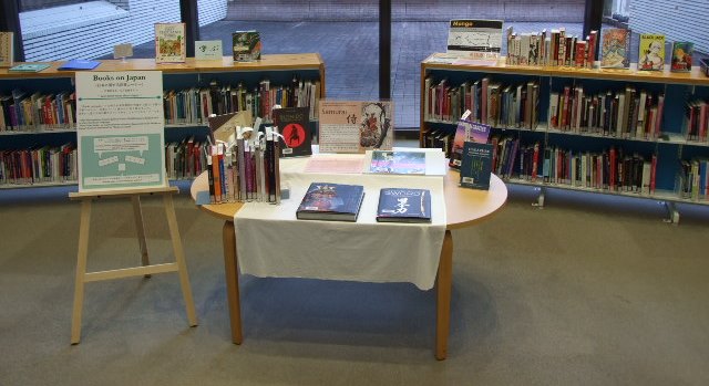 books on japan(日本に関する洋書を調べる)展示コーナーの写真