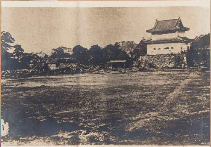 〔明治初年宮城写真集 本丸跡の光景〕